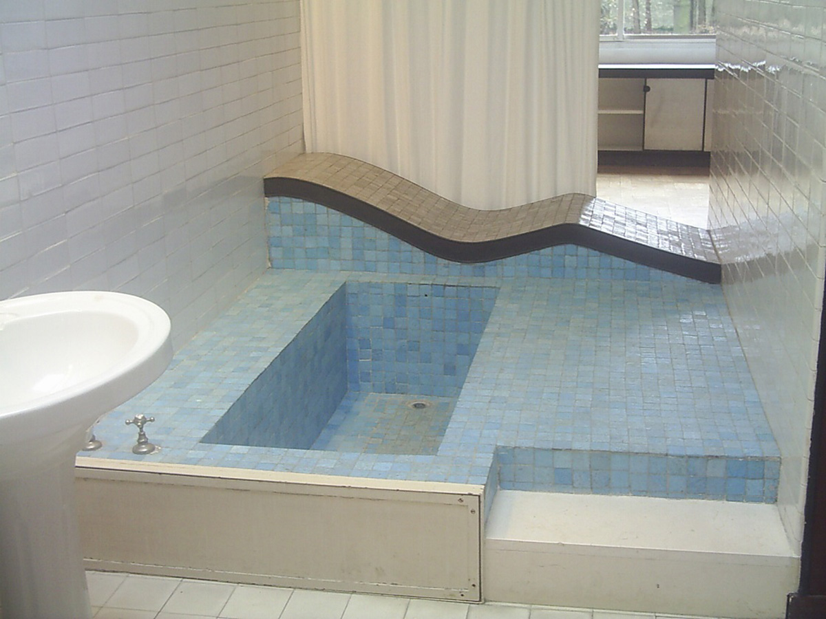 Baño de la Ville  Savoye  1929, con la bañera y la reposera de material